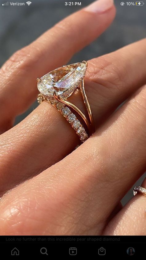 Epic Engagement Ring, Large Moissanite Ring, Large Unique Engagement Rings, Gold Wedding Rings Pear Shape, Large Pear Engagement Ring, Engagement Rings Extravagant, Wedding Ring Trends 2023, Gold Unique Wedding Rings, Italian Wedding Ring