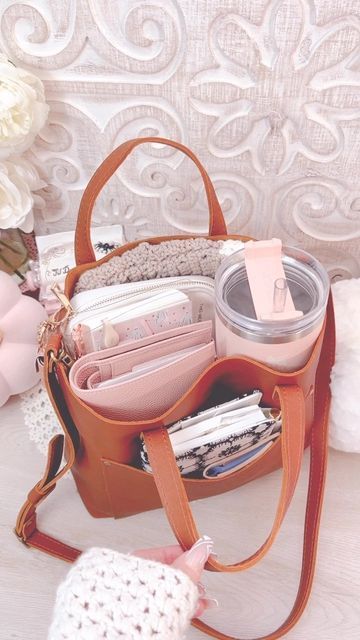 Medium Tote Bag, Planner Bag, Stanley Brand, Branded Mugs, Tote Bag Organizer, Repurpose Pallets, What's In My Purse, Fall Tote, What In My Bag