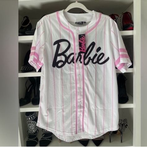 Official Barbie Baseball Jersey Size L Pink & White New Authentic Barbie Brand Brand New!! With Original Brand: Barbie Mattel Size: Small Color: White Black Logo Same Day Shipping Cropped Baseball Jersey, Baseball Jersey Women, Barbie Top, Barbie Logo, Barbie Mattel, Malibu Barbie, Baseball Women, Pink Logo, Baseball Jersey