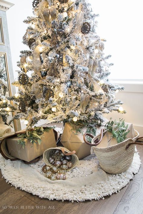 French Vintage Christmas Living Room and Mantel Tour/French gift baskets - So Much Better With Age #frenchvintage #frenchdecor #christmasdecor Vintage Christmas Living Room, Snowy Paris, Shabby Chic Christmas Decorations, Diy French Country Decor, Diy Christmas Crackers, Paris Buildings, Country Decor Ideas, Chic Christmas Decor, French Country Christmas