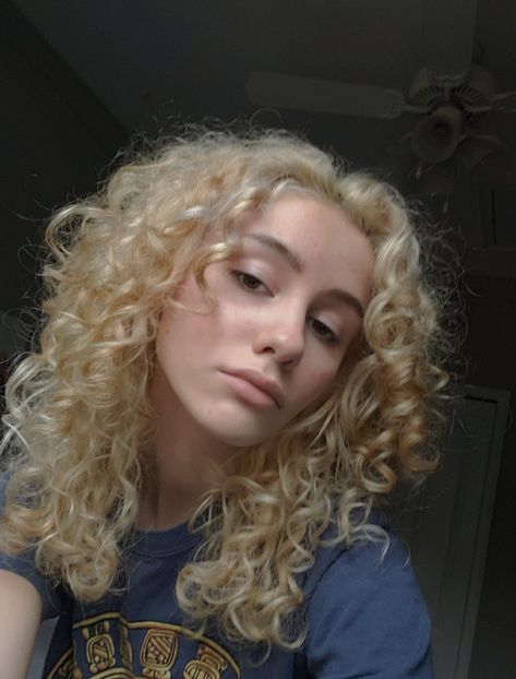 Bleached Curly Hair, Curly Hair White Girl, Hairstyles For Long Curly Hair, Short Blonde Curly Hair, Fluffy Curly Hair, New Hair Do, Bleach Blonde Hair, Gorgeous Hairstyles, Blonde Curly Hair