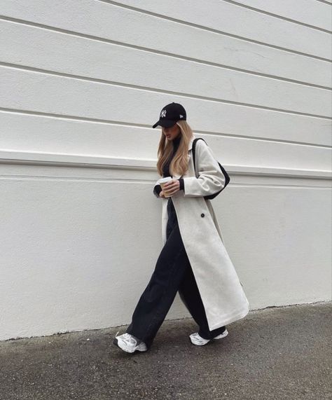 White Cap Outfit, White Trench Coat Outfit, Beige Coat Outfit, Beige Trench Coat Outfit, Trench Coat Outfit Winter, Trent Coat, Trench Outfit, Coat Outfit Casual, Jess Hunt