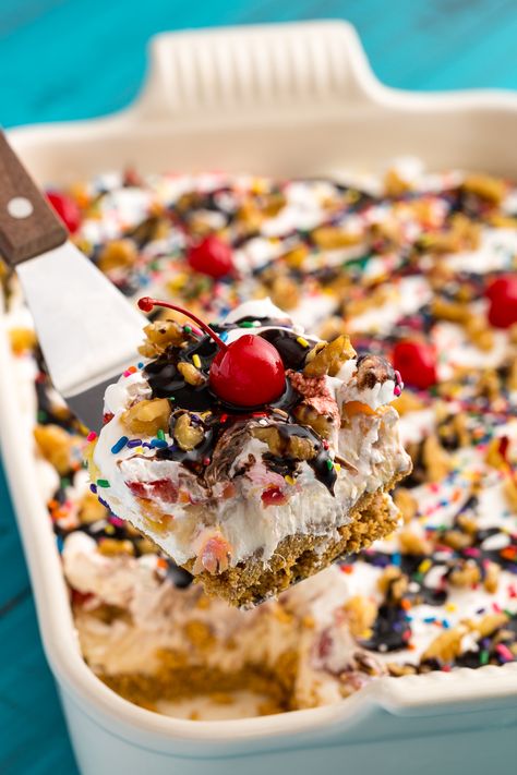 Banana Split Lasagna Summer Bbq Desserts, Easy Dinner Party Desserts, Summer Party Desserts, Bbq Dessert, The Banana Splits, Easy Summer Dessert Recipes, Easy Party Desserts, Bbq Desserts, Dinner Party Desserts