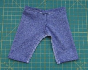 Leggings for dolls are one of the easiest things to sew, it only takes 30 minutes for me to finish one. It’s instant gratification so if you are a beginner sewer, I would recommend starting with leggi Diy Baby Leggings, Baby Leggings Pattern, American Girl Clothes Patterns, Doll Leggings, American Girl Crochet, American Girl Diy, American Girl Doll Diy, American Girl Patterns, American Girl Doll Crafts