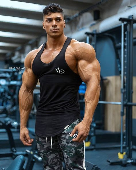 Bodybuilding Photography, Bodybuilding Clothing, No Pain No Gain, Beefy Men, Caption This, Fitness Inspiration Body, Love Fitness, Bodybuilding Fitness, Muscle Tank Tops