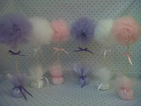 Topiarios con pompones de tul, tutorial - Dale Detalles Tulle Poms, Baby Shawer, Pom Pom Crafts, For Your Party, Diy Handmade, Baby Mobile, Pom Pom, Party Decorations, Geek Stuff