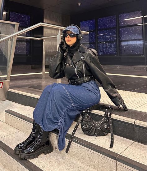 Hijab With Western Outfit, Hijabi Concert Outfit Ideas, Hijab Rock Style, Ootd Rock N Roll Hijab, Cyberpunk Outfit Women, Streetwear Hijab, Rnb Style, Classy Black Outfits, Hijabi Styles