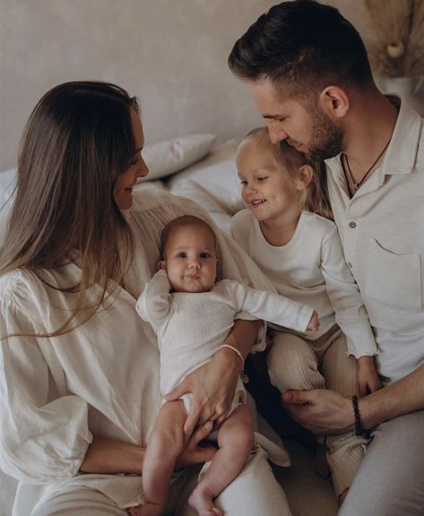 Family Pictures In Bed, Couch Family Photoshoot Indoor, Family Photo On Couch, Family Couch Photoshoot, Family Photos On Bed, Couch Family Photoshoot, Fam Pics, Family Photoshoot Poses, Indoor Family