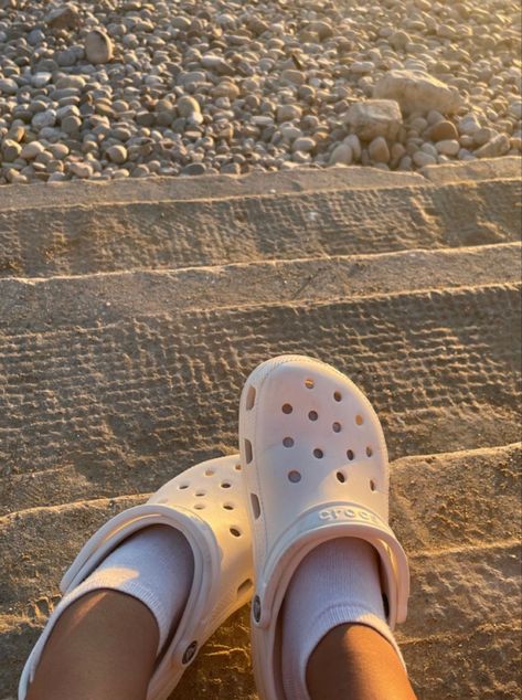 White Crocs Aesthetic, Crocs Outfit Summer, Crocs Aesthetic Outfit, White Crocs Outfit, Orange Crocs, Crocs Aesthetic, Crocs Outfit, White Crocs, Crocs Fashion