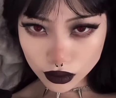 Goth 2000s Makeup, Grunge Vampire Makeup, 90 Grunge Makeup, Dark Cottagecore Makeup, Soft Goth Makeup Grunge, Soft Vampire Makeup, Asian Goth Makeup, Soft Dark Makeup, Grunge Goth Makeup