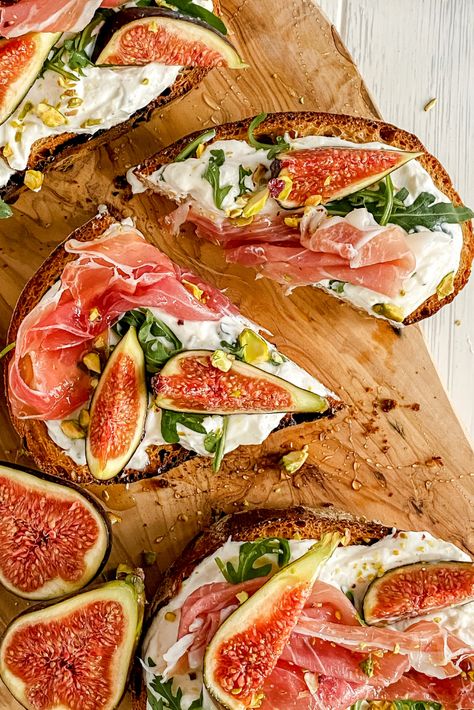 Foccacia Bread With Prosciutto, Bruschetta Prosciutto, Food Styling Photography Inspiration, Bruschetta Ricotta, Prosciutto Breakfast, Figs Recipes, Ricotta Bruschetta, Bruschetta Recipes, Prosciutto Recipes