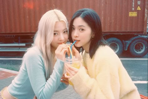 Lia And Ryujin, Ryujin And Lia, Itzy Ot5, Itzy Icons, School Trip, Crazy Things To Do With Friends, Not Me, Best Couple, Kpop Girl Groups