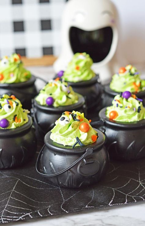 Cauldron Cupcakes, Mini Cauldron Food Ideas, Mini Cauldron Ideas, Cauldron Dessert Ideas, Witches Cauldron Cupcakes, Cauldron Brownie Bites, Brownie Witches Cauldron, Halloween Desserts Kids, Scary Desserts