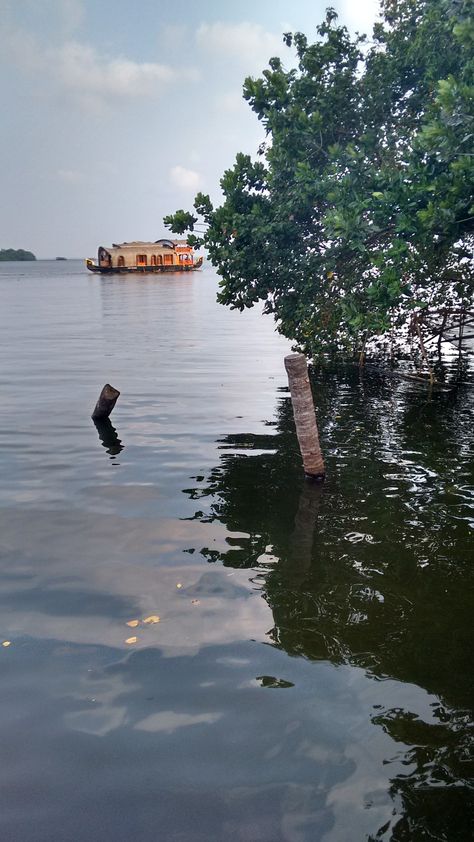 Alappuzha House Boat, Kerala Boat House, Kerala Boat, Take Photo, Aesthetic Editing, Boat House, Aesthetic Editing Apps, Editing Apps, Draw On Photos