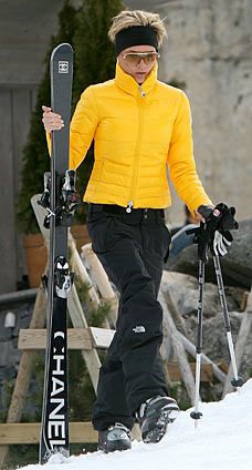 Victoria Beckham skiing Victoria Beckham Skiing, High Tech Fashion, Ski Chic, Ski Board, Ski Outfits, Ski Style, Apres Ski Party, Ski Outfit, Winter Attire