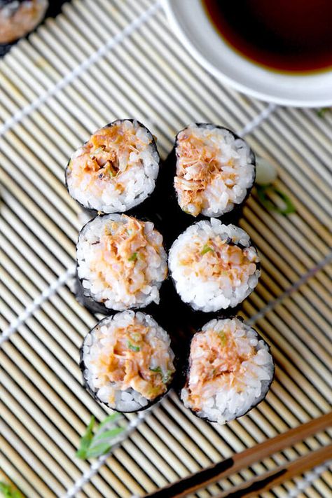 Spicy Tuna Sushi, Tuna Sushi Rolls, Tuna Roll, Canned Tuna Recipes, Sushi Recipes Homemade, Tuna Pasta Bake, Tuna Recipe, Sushi Roll Recipes, Tuna Sushi