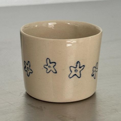 Bluee flowers Patterns On Ceramics, Simple Ceramic Mug Designs, Handmade Ceramic Espresso Cups, Underglaze Ideas Pottery, Ceramic Art Simple, Under Glaze Painting Ceramics, Pottery Cup Painting, Cermaic Mugs, Cup Ceramic Design