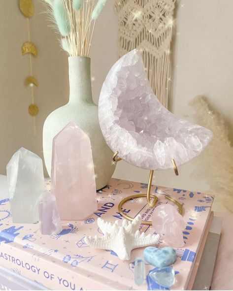 Spiritual Altar Ideas, Crystal Corner, Pink Bedroom Accessories, Light Spiritual, Mothers Daughter, Blush Pink Bedroom, Crystal Bedroom, Crystal Room Decor, Spiritual Altar