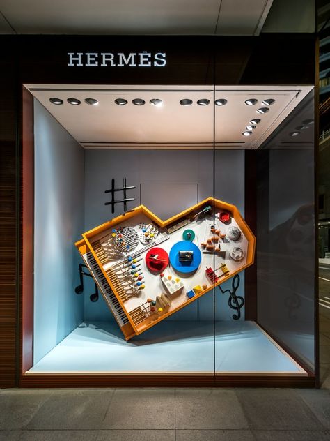 Piano at a Hermes Window Display Hermes Window, Vitrine Design, Illuminated Signage, Window Display Retail, Visual Merchandising Displays, Window Display Design, 광고 디자인, Shop Sign Design, Retail Windows