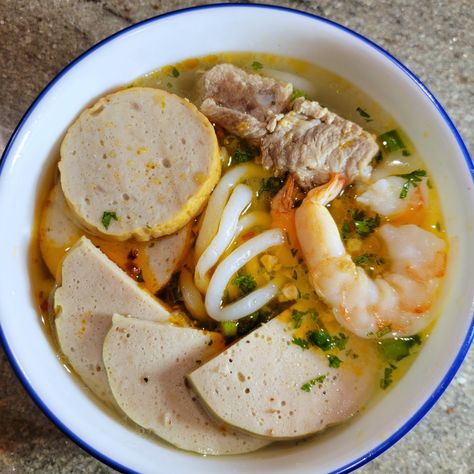 Bánh Canh (Vietnamese Thick Noodle Soup) – Frankly Awesome Food Vietnamese Seafood Noodle Soup, Banh Canh Cua Recipe, Vietnamese Crab Soup, Banh Canh Recipe, Vietnamese Recipes Soup, Vietnamese Soup Recipe, Semaglutide Meals, Vietnam Recipes, Banh Hoi