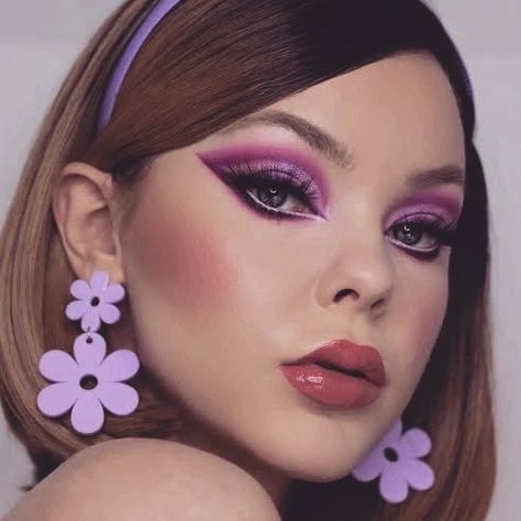 Purple 60s Makeup, 1960s Eyeliner, 70s Make Up, Eyeliner Trends, Retro Makeup Looks, Vintage Makeup Looks, 60s Makeup, 70s Makeup, Girly Makeup