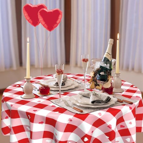 To celebrate Valentine's Day at home, you can have dinner with your loved ones. Besides thinking about the menu, you have to make sure your dining room is ready for a romantic dinner. You can buy some decorative items that represent Valentine's Day. Also prepare your dining table as attractive as possible. For example, buy a tablecloth in pink or a mix of pink and white to impress your partner. Decorating Dining Table, Long Tables, Dining Menu, Valentines Day Dinner, Table Extension, Traditional Table, Romantic Dinner, Long Table, Big Party