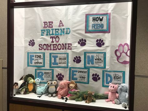 Friend Display Cases Display Cases Ideas For School, Elementary School Display Case Ideas, School Showcase Display Ideas, Back To School Display Case, School Exhibition Ideas Display, School Display Case Ideas, School Display Case, Display Case Ideas, Back To School Displays