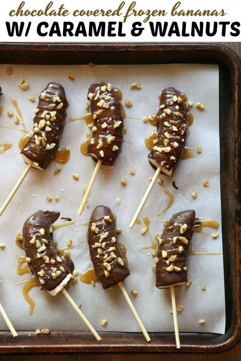 Frozen bananas on a stick covered in chocolate, salted caramel, and chopped walnuts make a wonderful summertime treat! Frozen Chocolate Bananas, Chocolate Covered Bananas Frozen, Dipped Fruit, Summer Entertaining Recipes, Easy Summer Dessert Recipes, Chocolate Dipped Fruit, Summer Sweets, Frozen Bananas, Sorbet Recipes