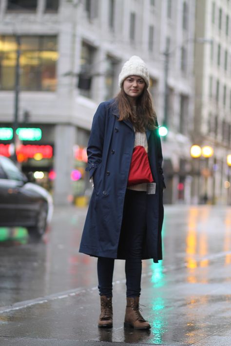 Layers Navy Raincoat Outfit, Blue Rain Jacket Outfit, Seattle Street Style, Navy Raincoat, Seattle Street, Pnw Style, Raincoat Outfit, Navy Trench Coat, Blue Trench Coat