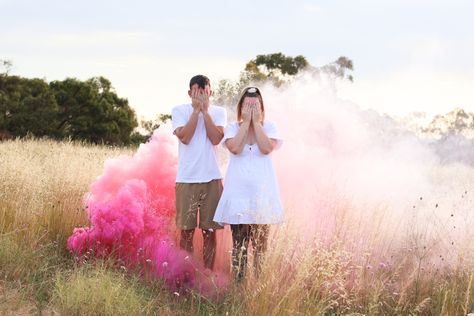 Gender Reveal Ideas With Smokers, Gender Reveal Ideas Photography, Gender Reveal Shooting, Gender Reveal Photo Shoot, Reveal Photoshoot, Gender Reveal Photography, Gender Reveal Photos, Pregnancy Gender Reveal, Gender Party