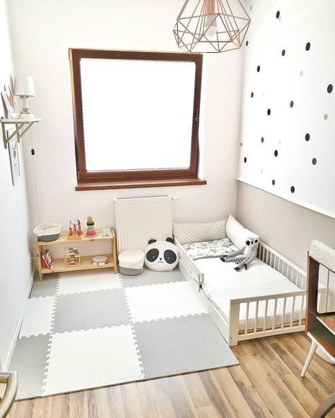 Nursery Decor Montessori, Small Room Montessori, Monissory Nursery, Montessori Bedroom Small, Nursery Montessori Newborn, Montessori Bedroom 9 Months, Montessori Bed In Parents Room, Small Montessori Bedroom Ideas, Montessori Bedroom Furniture