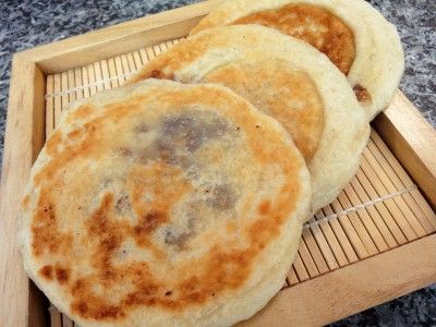 Sweet pancakes with brown sugar syrup filling (hoddeok)  Hoddeok is a flour dough pancake filled with sugar syrup inside. It’s one of the most popular street snacks in Korea. Hotteok Recipe, Walnut Syrup, Filled Pancakes, Street Snacks, Sweet Pancakes, Flat Breads, Brown Sugar Syrup, 귀여운 음식 그림, Korean Street Food