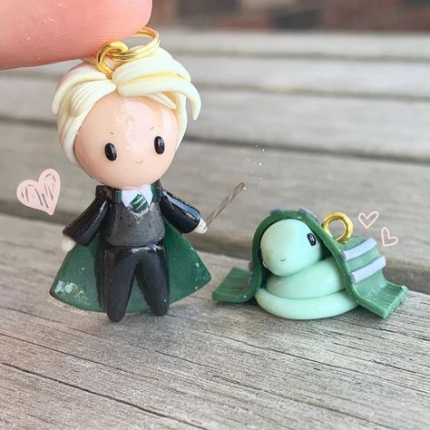 ❁emily❁’s Instagram post: “Hiii guys✨ here’s something Harry Potter themed~a Draco Malfoy Chibi💫 along with a little snake buddy in a Slytherin scarf🐍🐍 this lil boi…” Harry Potter Clay Charms, Harry Potter Clay Ideas Diy, Clay Ideas Harry Potter, Slytherin Diy Crafts, Harry Potter Clay Crafts, Harry Potter Clay Ideas, Slytherin Diy, Clay Harry Potter, Harry Potter Polymer Clay