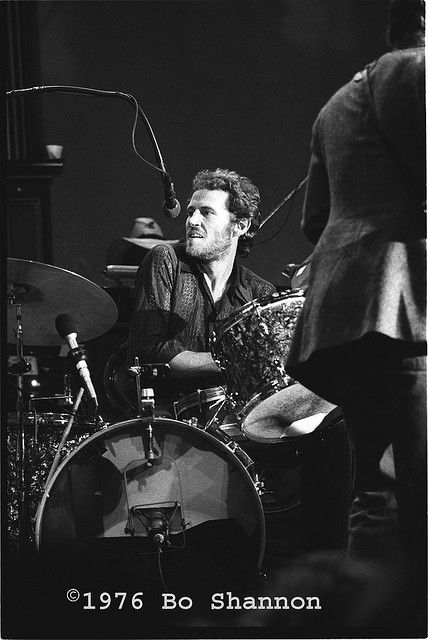 levon helm - love the singing drummers. especially when they're amazing singers and fantastic drummers. Levon Helm, Garth Hudson, Music Drums, The Last Waltz, Robbie Robertson, The Jam Band, Drummer Boy, How To Play Drums, Rock Legends