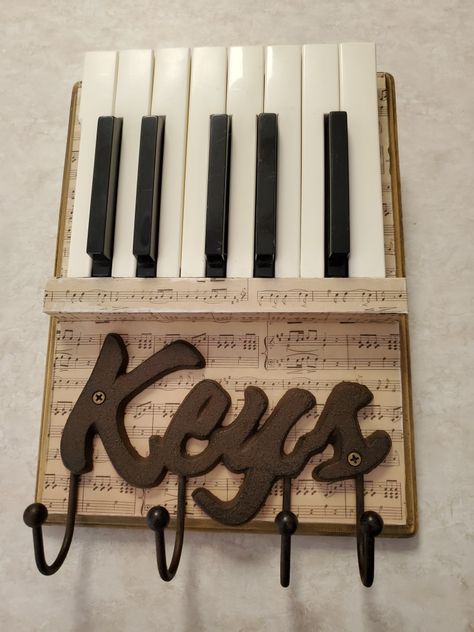 Used keys from old piano for this craft. Halloween Kids Crafts, Piano Crafts, Crafts Dollar Tree, Piano Desk, Old Piano, Key Crafts, Piano Decor, Piano Parts, Piano Art