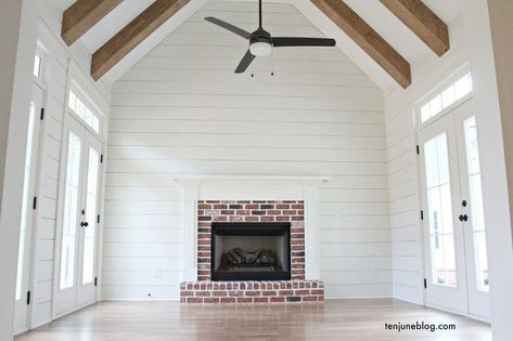 Shiplap Wall Vaulted Ceiling, Craftsman Style Fireplace, Shiplap Living Room, Farmhouse Fireplace Ideas, Rustic Farmhouse Fireplace, Vaulted Ceiling Lighting, Fireplace White, Fan Ideas, Light Wooden Floor