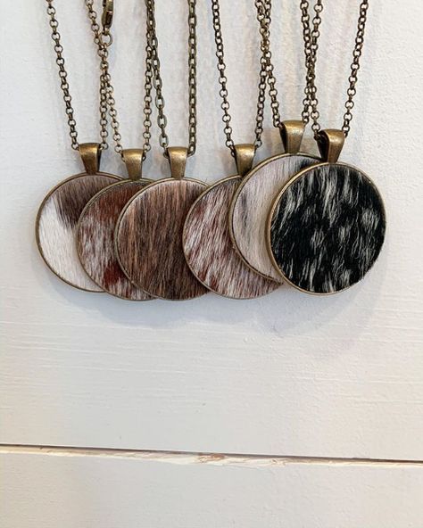 Diy Leather Jewelry Boho Chic, Diy Cowhide Earrings, Cowhide Earrings Handmade, Cowhide Crafts Diy Ideas, Cowhide Crafts Diy, Diy Western Clothes, Western Jewelry Diy, Cowhide Necklace, Cowhide Projects