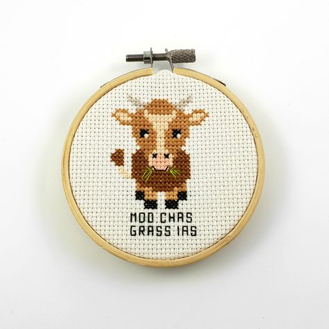 Moo chas grass ias cross stitch Cow Puns, Funny Embroidery, Stitch Ideas, Cross Stitch Funny, Embroidery Hoop Art, Back Stitch, Cute Cows, Cross Stitch Charts, Cross Stitch Art