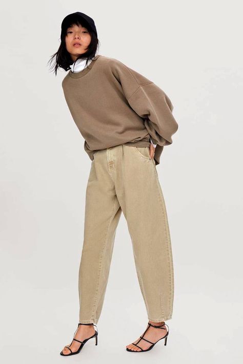 Winter Mode Outfits, Beige Sweatshirt, Oversize Sweatshirt, Slouchy Pants, Oversized Sweater Women, 2020 Fashion Trends, Legging Outfits, Power Dressing, Street Style Trends