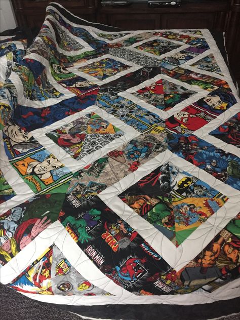 DC/Marvel comic quilt Marvel Quilt Patterns, Marvel Quilts Ideas, Marvel Sewing Projects, Men Quilts, Marvel Quilt, Anime Quilt, Superhero Quilt, Anime Fabric, Sewing Blankets