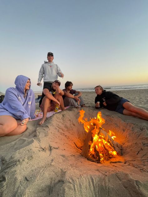 Camping Beach Ideas, Camping By The Beach, Beach Trips With Friends, Exploring With Friends, Beach Life Family, Senior Beach Trip, Granola Beach Aesthetic, Senior Trip Aesthetic, Camping At Beach