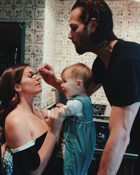 Genevieve Padalecki (@nowandgen) auf Instagram: „The jig is up: @jaredpadalecki is my hair, makeup, photographer...oh, and my baby daddy!‍♀️“ Genevieve Cortese, Gen Padalecki, Genevieve Padalecki, Jared Jensen, Jensen And Misha, Spn Cast, Supernatural Sam, Jared And Jensen, Supernatural Fans