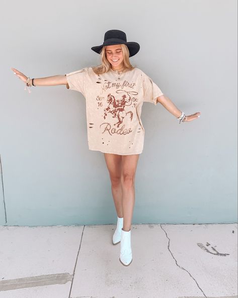 http://liketk.it/2SwnE #liketkit @liketoknow.it #LTKunder50 #LTKshoecrush #LTKsalealert Download the LIKEtoKNOW.it shopping app to shop this pic via screenshot!!!🌟✨💫⭐️ Sloane Vosen. Western graphic tee. Love this new ripped up oversized tee from Forever 21. I paired it with a hat and some booties for a western look. Love this hat, so versatile. Cess Oversized Western Tee, Western Oversized Tshirt, Oversized Western Shirt Outfit, Booties Outfit, Western Graphic Tees, Graphic Tee Outfits, Country Style Outfits, Oversized Graphic Tee, Nashville Outfits