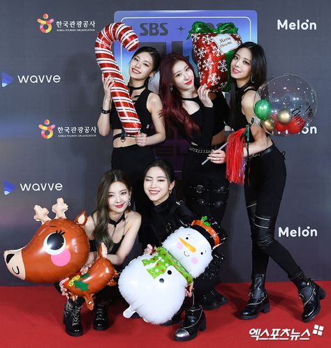 Itzy Christmas, Itzy Ot5, Korea Tourism, Christmas Icons, Kpop Entertainment, Kpop Fashion Outfits, Record Label, Say Hello, Nct 127