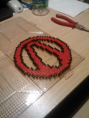 Borderlands perler D&d Perler Beads, Fallout Perler Beads, Lost Lands Perler Pattern, Borderlands Perler Beads, Street Fighter Perler Beads, Geeky Craft, Melty Bead Patterns, Perler Art, Hama Beads Design