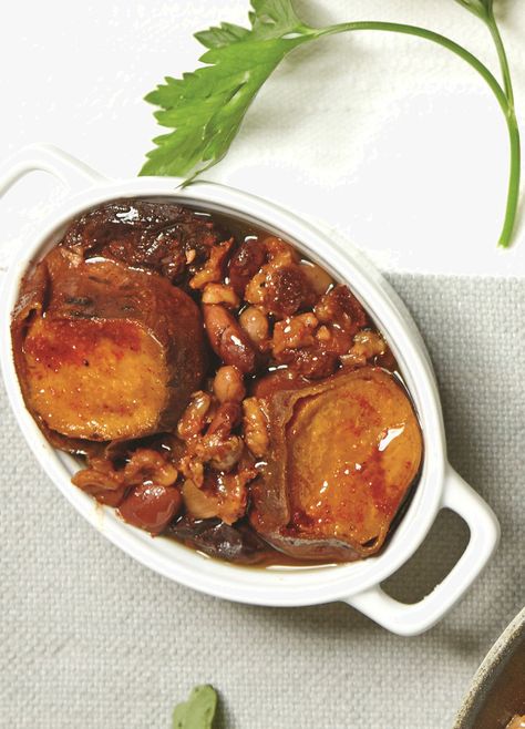 vegetarian cholent Vegan Cholent, Slow Cook Vegetarian, Cholent Recipe, Jewish Embroidery, Kosher Meals, Shabbat Recipes, Fun Meals, Jewish Foods, Kosher Food