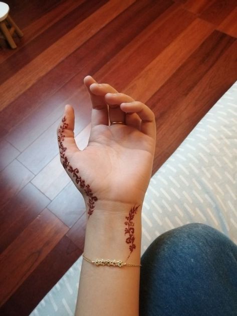 Henna Tattoo Designs Simple Aesthetic, Small Henna Designs Palm, Modern Henna Designs Palm, Palm Henna Designs Simple, Wrist Mehndi Designs, Small Henna Designs Hand, Palm Henna Designs, Short Mehndi Design, Cute Henna Designs