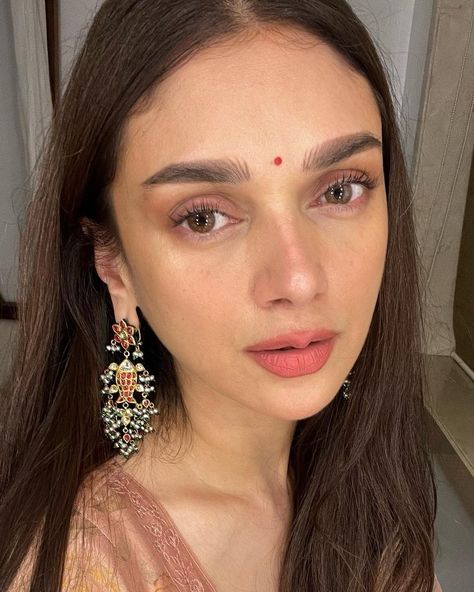 Simple Pakistani Makeup, Close Up Face, Pakistani Makeup, Aditi Rao Hydari, Close Up Faces, Aditi Rao, Easy Photography Ideas, Simple Mehndi Designs Fingers, Quick Makeup