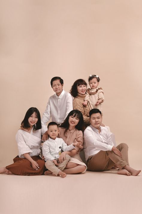 Family Potrait Photoshoot Outfits, Self Shoot Studio Poses Family, Large Family Photo Shoot Ideas Studio, Family Potrait Idea, Korean Family Photoshoot Studio, Family Photo Studio Outfits, Family Portrait Outfits Studio, Korean Family Photoshoot, Family Photo Studio Concept