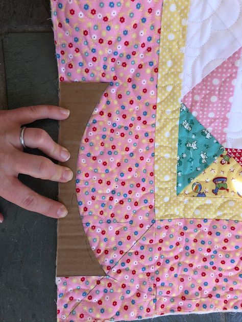 Scalloped Quilt Border Tutorial, Quilts With Scalloped Borders, Quilted Borders Ideas, Scalloped Edge Template, Scalloped Quilt Border, Quilts With Borders Ideas, Circular Quilt Patterns, Adding Borders To A Quilt, Applique Quilt Borders Ideas